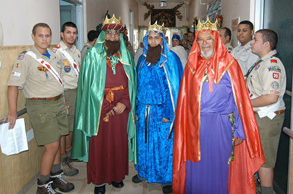 Las actividades de la tropa colegial incluyen la entrega de regalos a los niños menos afortunados de la Isla, en esta ocasión en compañía de los Tres Reyes Magos.