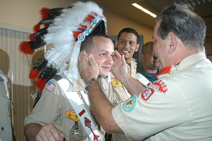 Manuel Díaz, es saludado por su padre Carlos, cuando fue proclamado por segundo año consecutivo jefe de la Orden de la Flecha de todo Puerto Rico.