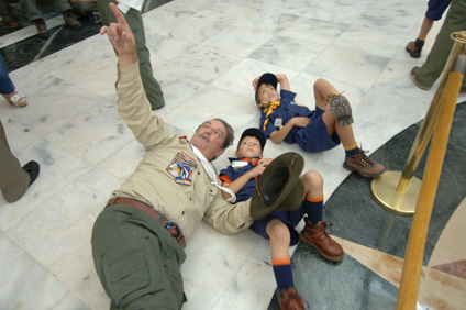 Carlos le muestra a su pequeño hijo Adrián, mientras observa otro de sus compañeros cobitos, la cúpula del Capitolio durante uno de las recientes excursiones de la Tropa 39 y la Manada 300 de Mayagüez.
