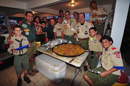 La confección de esta gigante paella es una de las tradicionales actividades que realiza el scoutmaster junto con sus niños y los padres voluntarios de la tropa del RUM.