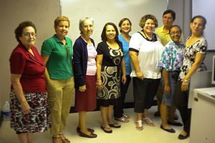 Algunos de los doce estudiantes matriculados en el curso de la profesora Maira T. Rodríguez.