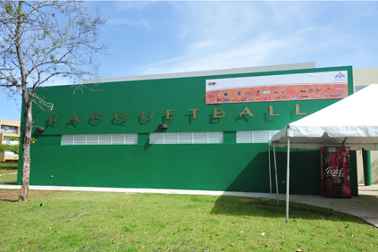 Vista frontal del complejo de canchas de raquetbol.