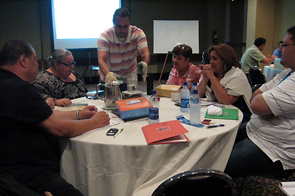 Durante dos semanas, los maestros de la región reciben capacitación, realizan viajes de campo y se integran a talleres así como a otras didácticas no tradicionales.