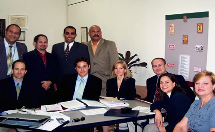 De izquierda a derecha, de pie, el profesor Ronaldo Martínez Nazario junto a los miembros de la Asociación de Profesionales de la Propiedad Intelectual de Puerto Rico (APPI).