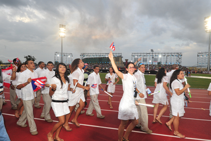 Estudiantes colegiales como la esgrimista Margarita Díaz, quien enarbola con orgullo la monoestrellada, forman parte de la delegación de atletas de Puerto Rico en esta edición de los Juegos Centroamericanos y del Caribe.
