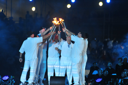 El profesor Wilfredo Maisonave, quinto desde la izquierda, fue uno de los siete deportistas puertorriqueños quienes formaron parte de la ceremonia de encendido del pebetero, acto simbólico que marca el comienzo de los Juegos.