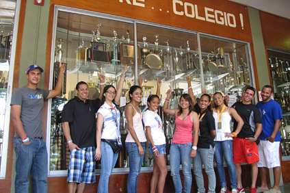 Desde la izquierda, los colegiales centroamericanos Félix Barreras, Francisco Valentín, Margarita Díaz, Belissa del Valle, Wilane Cuevas, Paloma Ramírez, Estefanía Laboy, Celiangely Morales, José R. García y Felipe Ortiz. (Foto por Mariam Ludim Rosa Vélez / Prensa RUM)