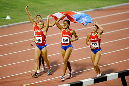 Celiangely Ramos, con el número 445, en el momento que ganó el relevo 4x100 femenino junto a sus compañeras Beatriz Cruz, Erika Rivera y Carol Rodríguez. (Foto cortesía de Mayagüez 2010)