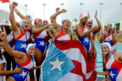 El equipo de polo acuático femenino celebra la victoria de su medalla de oro. (Foto cortesía de Mayagüez 2010)
