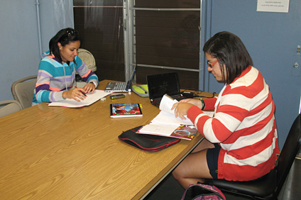 De izquierda a derecha, Arelis Colón y Celinés Hernández, de INEL son dos de las estudiantes que también prefieren estudiar en el lugar.