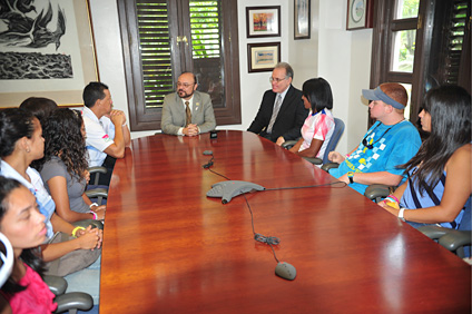 Los doctores Jorge Rivera Santos y Manuel Ramírez Freyre, rector y decano de estudiante interinos, respectivamente, felicitaron a los atletas colegiales que participaron en Mayagüez 2010.