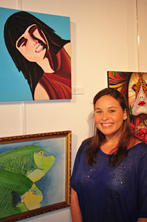 La estudiante Lucía Hernández exhibe tres obras de rostros.