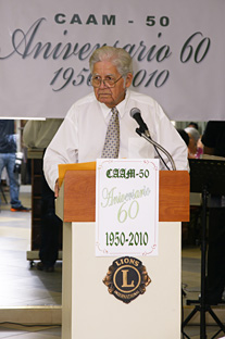 El ingeniero Santiago Quesada dio la bienvenida a los participantes del 60 aniversario de la clase de 1950.