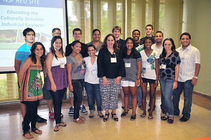 La doctora Viviana Cesaní, al centro, con el grupo de estudiantes que participó en el internado de verano de REU. Foto por Carlos Díaz / Prensa RUM.