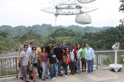 Los jóvenes acudieron al Observatorio de Arecibo como parte de las excursiones educativas.