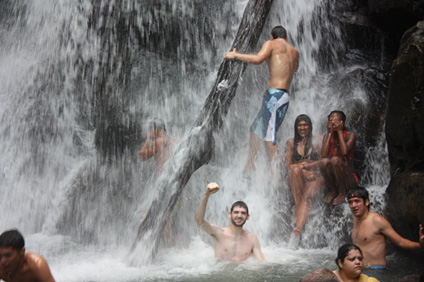 Un chapuzón en las heladas aguas de El Yunque no pudo faltar en la agenda cultural.