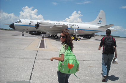 Como becada de la National Oceanic and Atmospheric Administration, Rosimar Ríos ha asistido a dos internados. En la foto, antes de abordar el caza huracanes este verano.