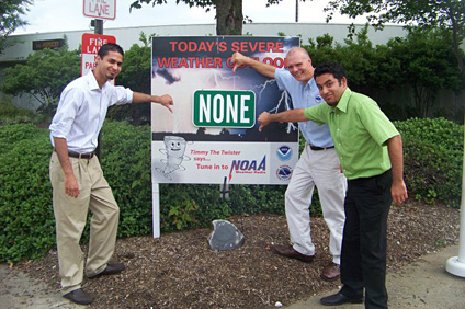 Desde la izquierda, Anthony Ortiz y Dennis Negrón (a la derecha) trabajaron en la oficina del Servicio Nacional de Meteorología en Memphis. Los acompaña, Jim Belles, director de esa dependencia.