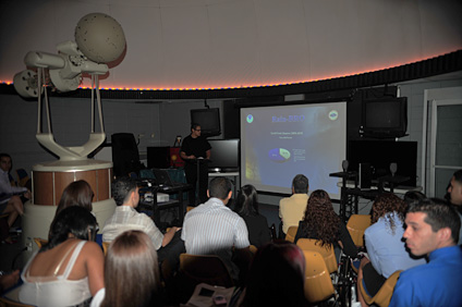 Yamil E. Reyes presenta sus hallazgos durante el Simposio, que tuvo lugar en el Planetario del Departamento de Física. (Foto por Carlos Díaz / Prensa RUM)