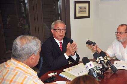 El nuevo rector del RUM, doctor Miguel A. Muñoz Muñoz, contestó preguntas de los periodistas sobre sus planes.