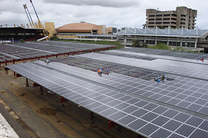 El Parque Solar, durante el proceso de construcción. Al fondo, se observan las instalaciones deportivas del Complejo y la parada del Tren Urbano.