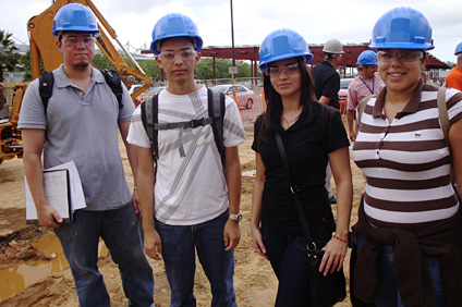 Algunos alumnos del curso de diseño en ingeniería eléctrica, visitaron el Parque y pudieron apreciar su complejidad.