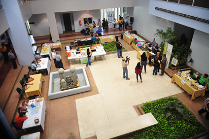 Vista aérea del patio interior del Edificio de Enfermería, donde se llevó a cabo la Feria de Salud.