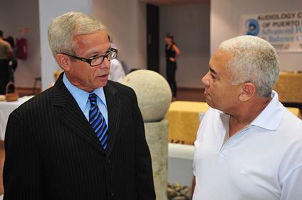 El rector del RUM, doctor Miguel A. Muñoz, conversa con Jorge Echevarría, presidente de la Federación Laborista de Empleados Universitarios.