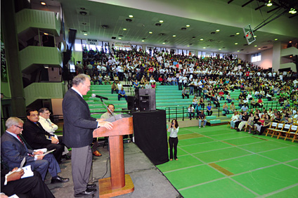 El decano interino de estudiantes, doctor Manuel Ramírez Freyre, saludó a los 2,282 estudiantes de nuevo ingreso y sus familiares en la bienvenida.