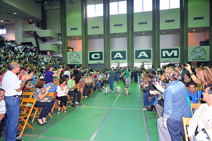 Las mascotas del Colegio encabezaron el desfile de los principales conjuntos artísticos y deportivos.