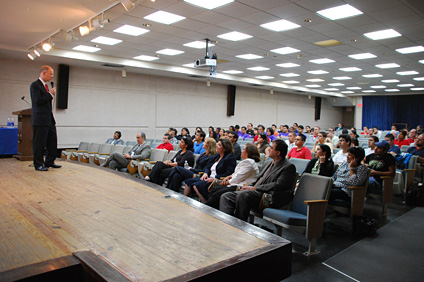 El doctor Ray O. Johnson, CTO de Lockheed Martin ofreció una conferencia sobre la innovación tecnológica.