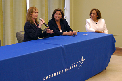 Desde la izquierda, las ingenieras Jennifer Byrne, Dalila Bonilla e Ivette Falto, ejecutivas de Lockheed Martin, hablaron sobre los retos de la mujer en el mundo corporativo.