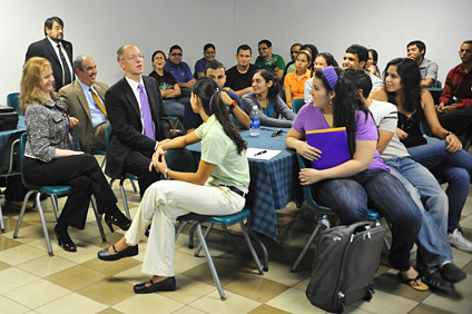 El doctor Ray O. Johnson, también participó en un diálogo con estudiantes del programa 100 Top Scholars.