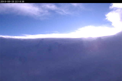 sto es lo que se observó cuando el avión traspasó las paredes del ojo de Earl, y se logró apreciar el sol y una pared de nubes.