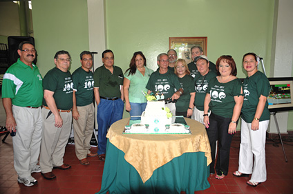 Los principales funcionarios colegiales cantaron el tradicional cumpleaños.