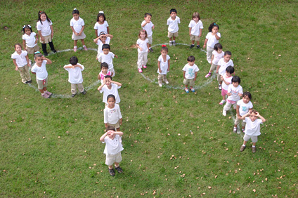 Los niños y niñas del Centro Preescolar también formaron un número 99, con motivo del cumpleaños del Recinto.