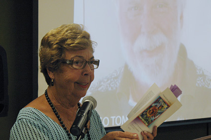 La escritora Loreina Santos Silva, leyó uno de sus poemas que dedicó a su esposo Tom Noack (aparece proyectado), quien se retiró recientemente.