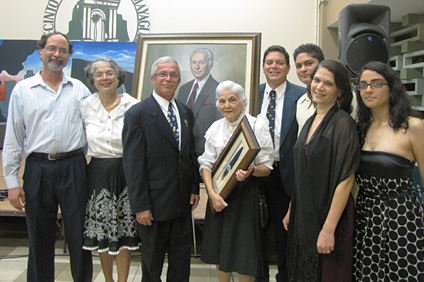 En la actividad participaron familiares del doctor Martínez Picó. En el centro, el doctor Miguel Muñoz, rector del RUM y América Cruzado, viuda de Martínez.