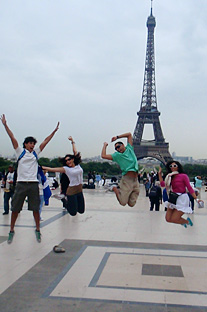Una de las paradas del grupo es la Torre Eiffel, en París, Francia.