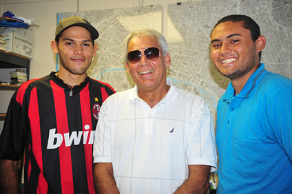 Alvin Acevedo y Johnny Rojas describieron su experiencia al recorrer Europa. Al centro, el doctor Carlos Casablanca.