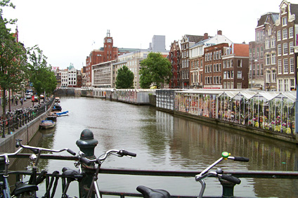 Vista de uno de los canales en Ámsterdam, Holanda.
