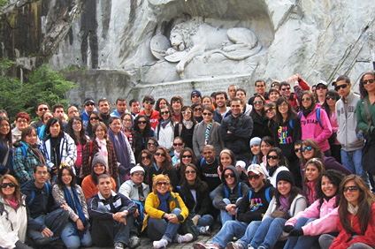 El grupo frente al monumento al León de Lucerna, en Suiza.