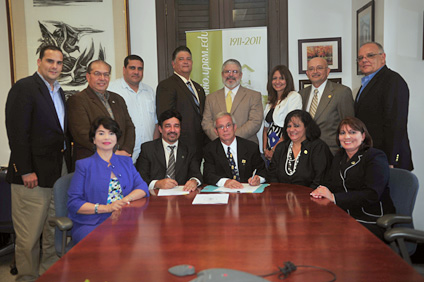 Un grupo de funcionarios del RUM y ejecutivos de CineCoop estuvieron presentes durante la firma de la alianza.