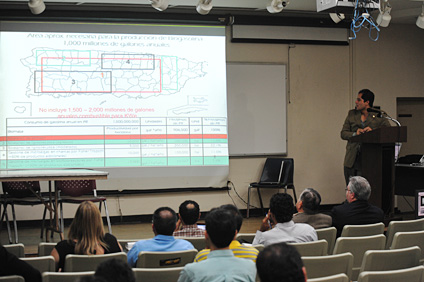 El doctor Efraín O’Neill ofreció la presentación Potencial de energía renovable en Puerto Rico.