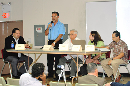 Los integrantes de la Mesa de Diálogo, desde la izquierda: Roberto Rivera, de la Autoridad de Energía Eléctrica; Ángel Figueroa, de la Unión de Trabajadores de la Industria Eléctrica y Riego; John Miller, del Consorcio Alianza Energética de Puerto Rico; la doctora Marla Pérez Lugo, socióloga ambiental; y José Maeso, de la Asociación de Industriales.