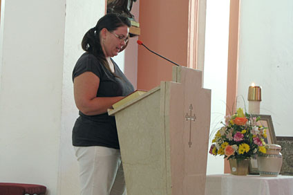 Glorianna Ríos, hija del profesor Julio C. Ríos se dirigió a los presentes durante la Misa de Recordación de su padre.