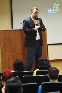 Omar Sánchez, mejor conocido como Mr. Tech, ofreció la charla El reto de las pequeñas y medianas empresas en la adquisición de tecnologías.