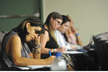 La charla se enfocó en el grupo de jóvenes universitarios, la mayoría estudiantes de Administración de Empresas, con sueños de forjar su propia compañía.