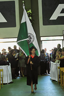 Celiangely Morales Meléndez, de Ingeniería Química y destacada atleta colegial, fue la abanderada de la sesión de la tarde.