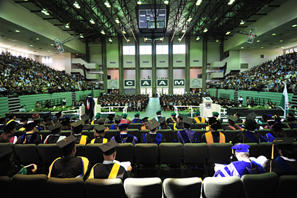 El mítico Coliseo Rafael A. Mangual, lleno a capacidad, fue el escenario de la esperada ceremonia de entrega de diplomas y reconocimientos académicos.